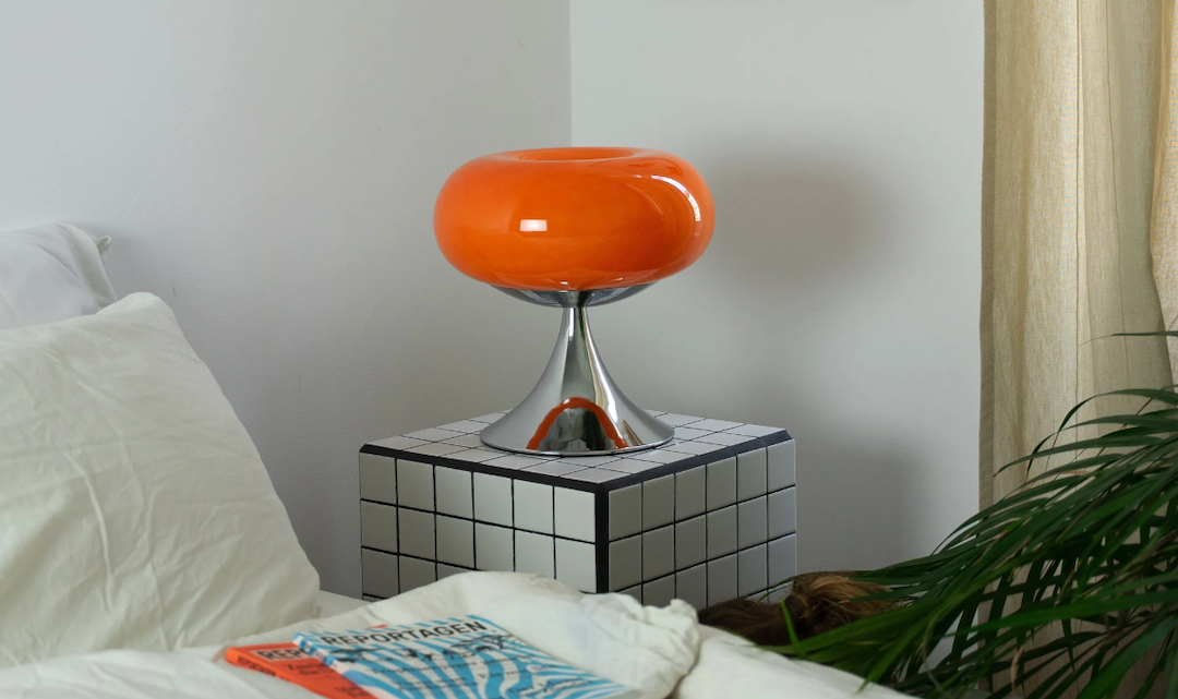 Große Mid-Century-Lampe: Ein zeitloses Design, das den Raum zum Leuchten bringt