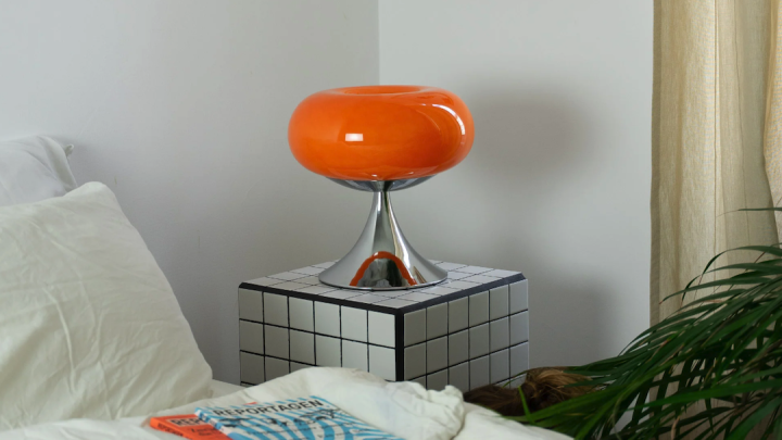 Große Mid-Century-Lampe: Ein zeitloses Design, das den Raum zum Leuchten bringt