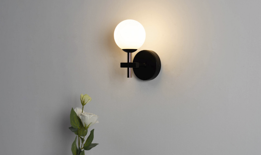 Schwarze und weiße Wandlampe für modernes Wohnzimmer