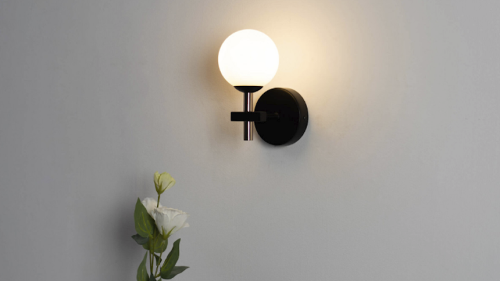 Schwarze und weiße Wandlampe für modernes Wohnzimmer