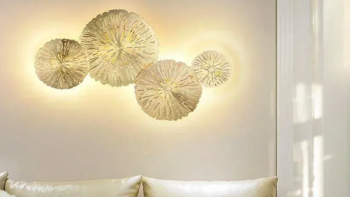 Die luxuriöse Messing-Lotusblatt-Wandleuchte