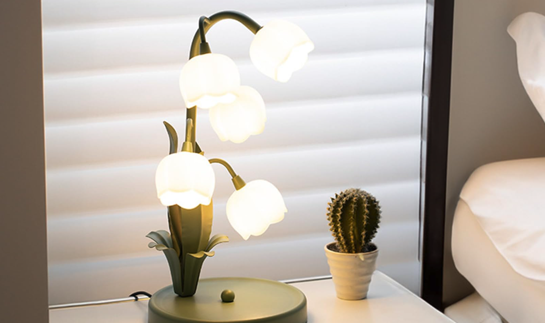 Die Eleganz einer Blumen-Tischlampe