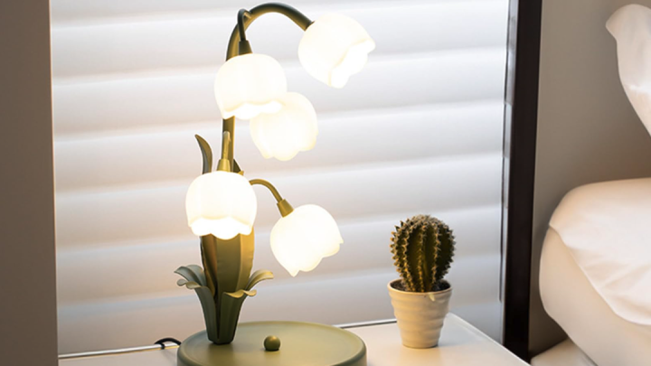 Die Eleganz einer Blumen-Tischlampe