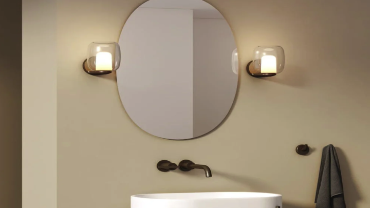 Moderne Eleganz: Glasglobus-Vanity-Lichter in Chrom-Finish