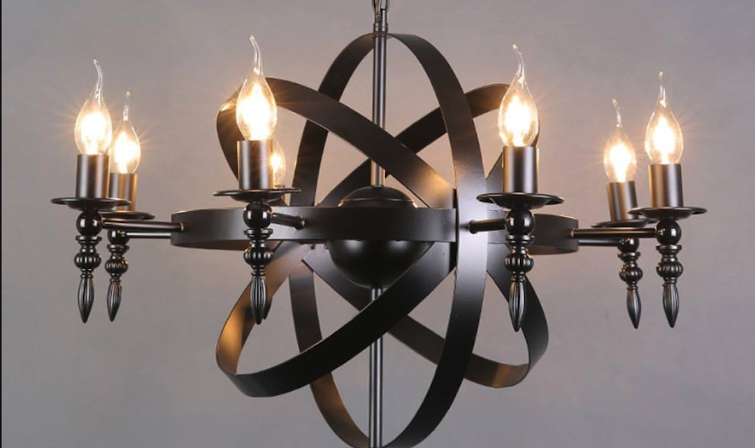 Industrielle Metall-Kronleuchter für loftartige Esszimmeratmosphäre