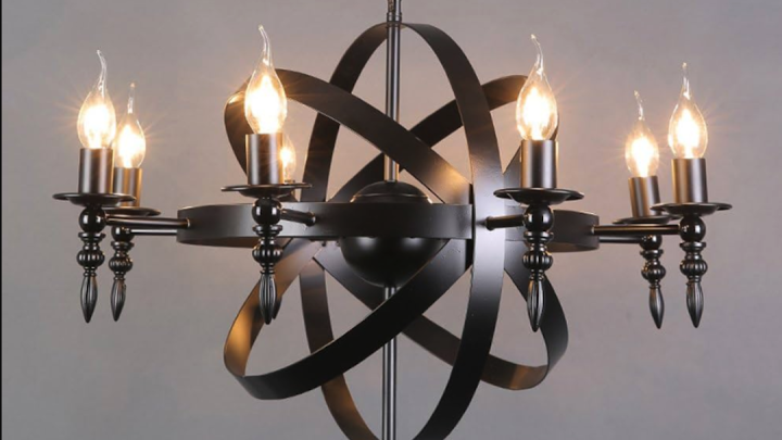 Industrielle Metall-Kronleuchter für loftartige Esszimmeratmosphäre