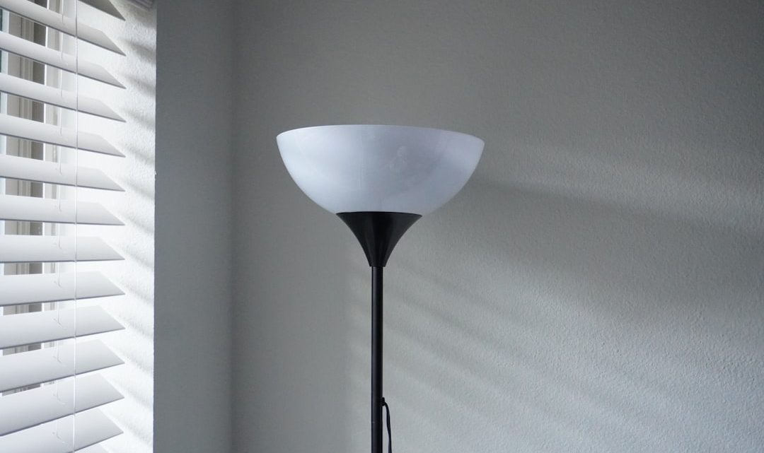 Effiziente Beleuchtung: Bewegungssensor Bodenlampe für den Keller-Lounge