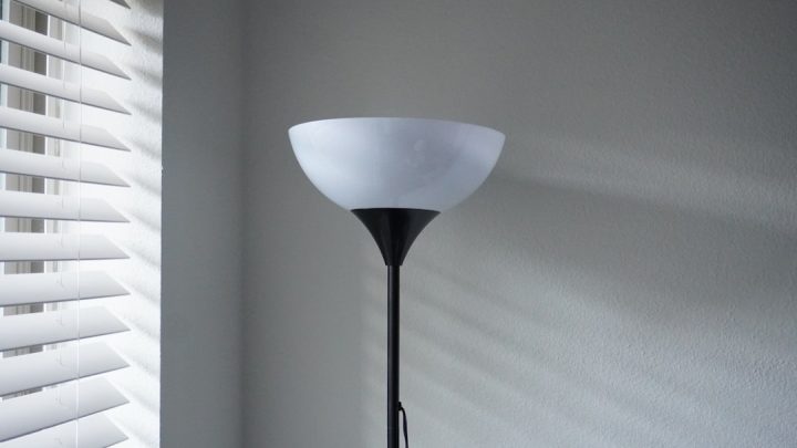 Effiziente Beleuchtung: Bewegungssensor Bodenlampe für den Keller-Lounge
